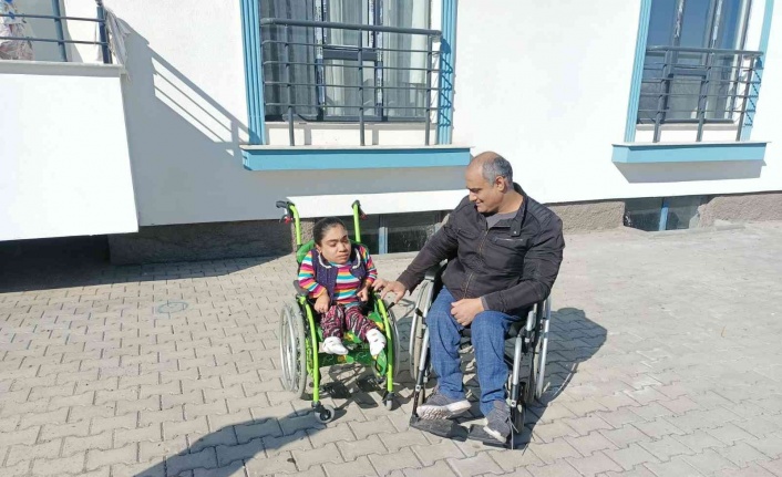 Tekerlekli sandalyesi çalınan genç kıza dernekten sevindiren hediye