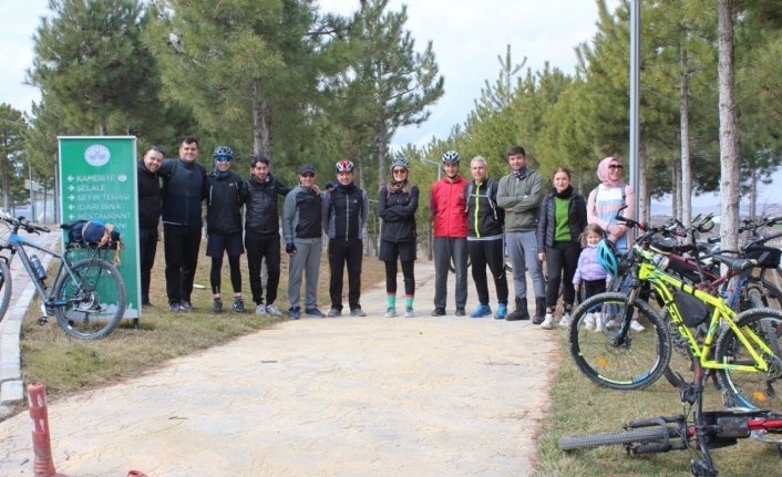 Elazığ Bisiklet Topluluğundan en anlamlı tur: Hem spor yaptılar hem de sokak hayvanlarını beslediler