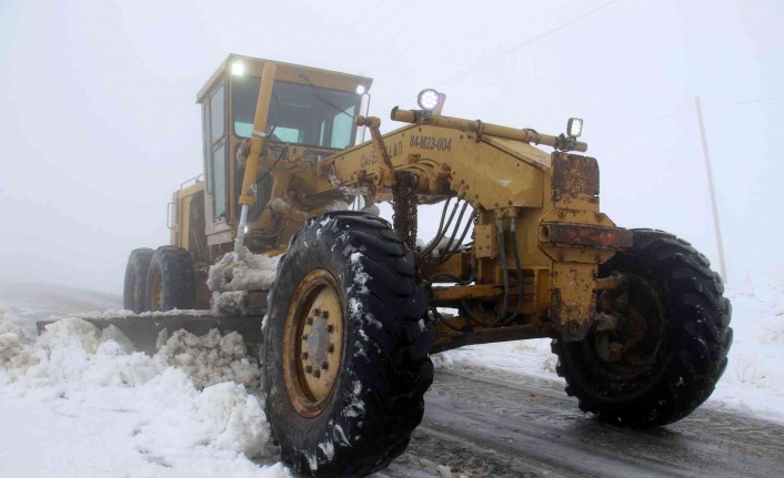 Elazığ’da kapalı 77 köy yolunu açmak için çalışmalar sürüyor