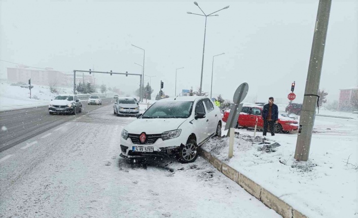 Elazığ’da kar yağışından dolayı ekipler seferber oldu