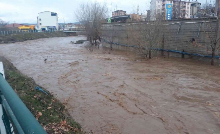 Elazığ’da yoğun yağışların ardından dereler taştı, vatandaşlara anonsla sel uyarısı yapıldı