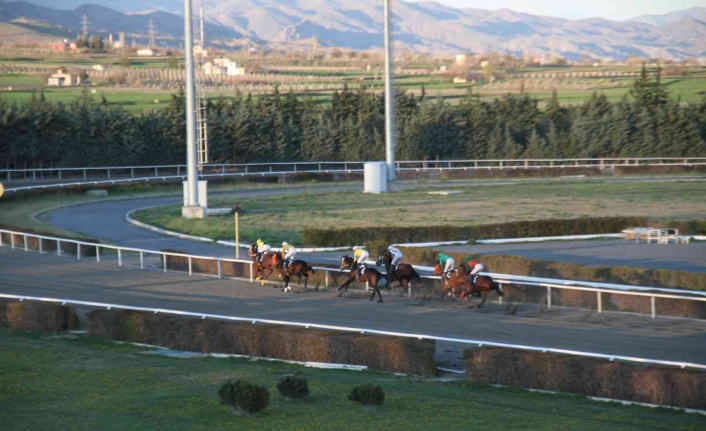 Elazığ’da at yarışı sezonu başladı