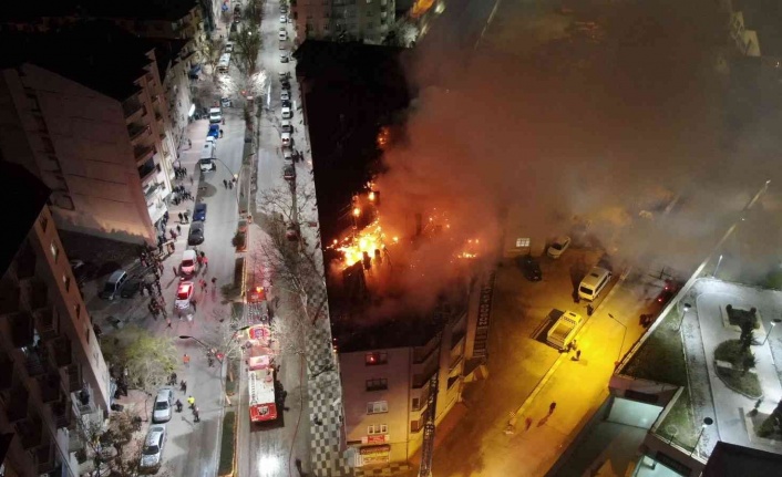 Elazığ’da geceyi gündüze çeviren bina yangını, onlarca insan tahliye edildi