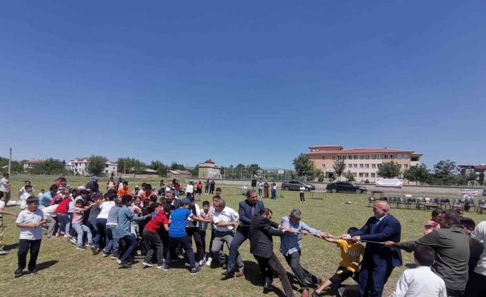 Elazığ’da müftü ve belediye başkanı öğrencilerle birlikte halat çekme yarışı yaptı