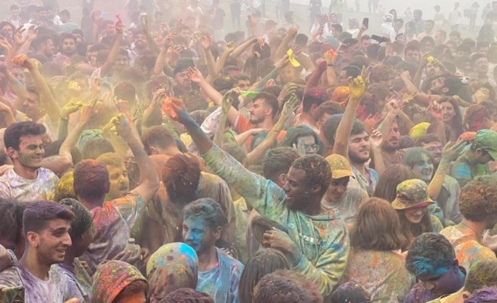 Elazığ’daki ‘Color Fest’ renkli görüntüler oluşturdu