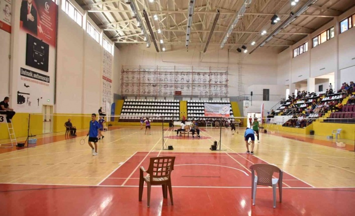 Analig badminton çeyrek finalleri Elazığ’da başladı
