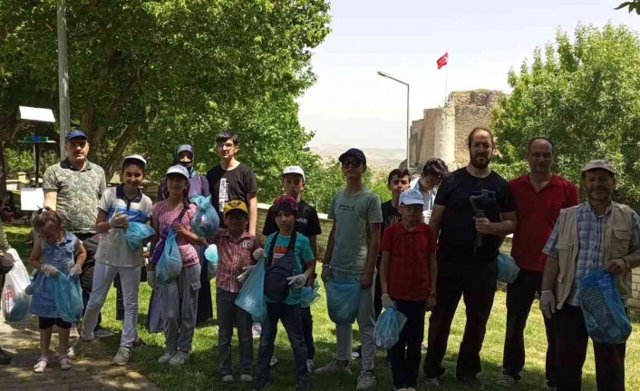 Elazığ’da çocuklar ve gönüllüler Harput’u temizledi