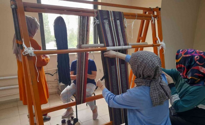 Elazığ’da geleneksel kilim ve cicim dokuma sanatı yaşatılıyor