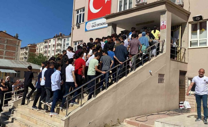 Elazığ’da LGS heyecanı başladı, öğrenciler içeride aileler dışarıda ter döktü