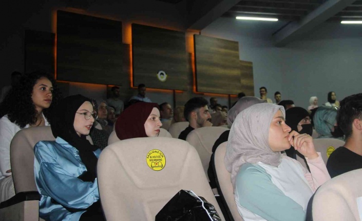 Elazığ’da mezun olan yabancı uyruklu 100 öğrenci şiir gecesinde buluştu