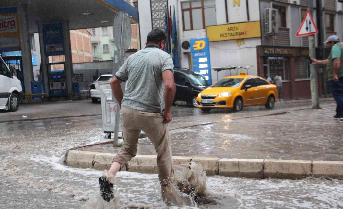Elazığ’da sağanak yağış etkili oldu, yollar nehre döndü