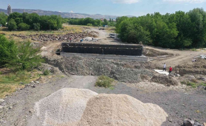 Elazığ’da Şorşor Deresi üzerine yeni köprü inşa ediyor
