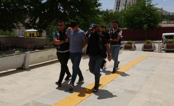 Elazığ’da uyuşturucu satan 2 şüpheli tutuklandı