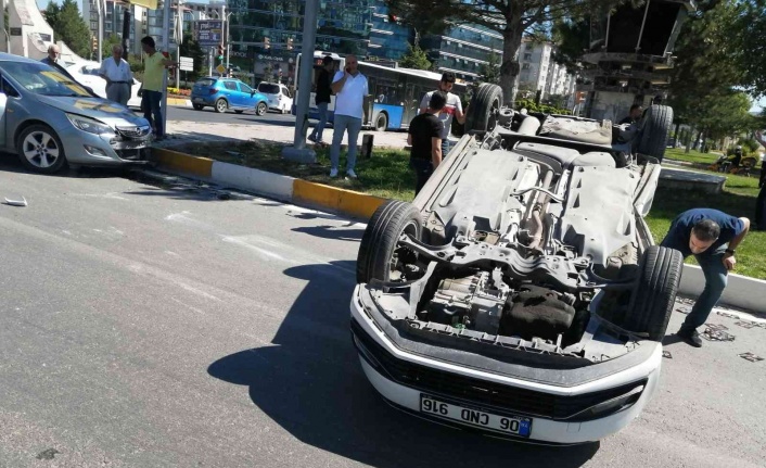 Elazığ’da iki otomobil çarpıştı biri ters döndü: 1 yaralı
