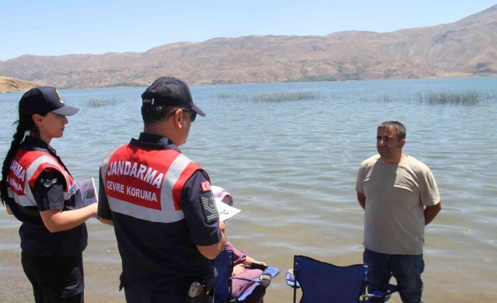 Elazığ’da jandarma ekipleri, vatandaşları suda boğulmalara karşı bilgilendirdi
