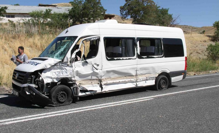 Elazığ’da kamyon ile minibüs çarpıştı: 2 yaralı