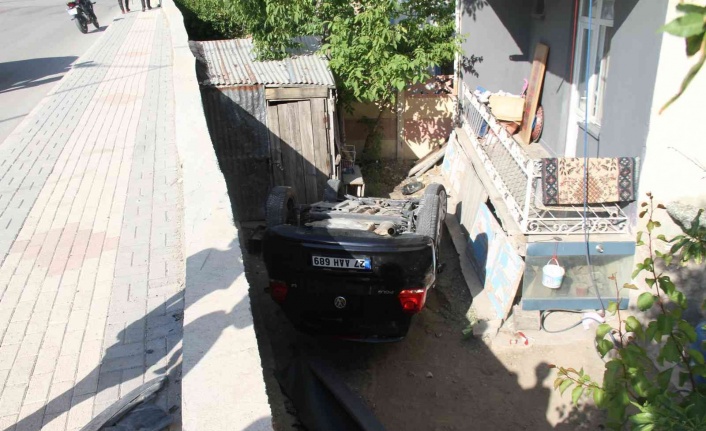 Elazığ’da otomobil bahçeye uçup ters döndü: 4 yaralı