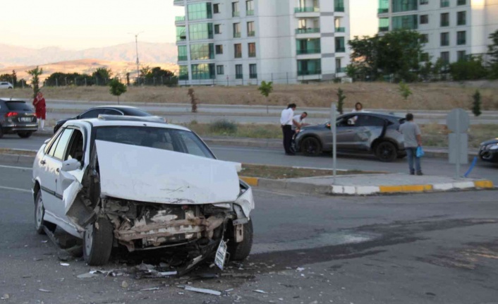 Elazığ’da trafik kazası: 3  yaralı
