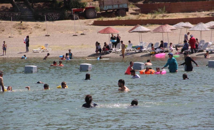 Sıcaktan bunalanlar Hazar Gölü’ne akın etti, plajlar Ege ve Akdeniz’i aratmadı