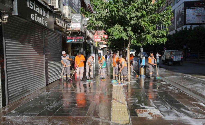 Elazığ Belediyesi kent genelinde temizlik çalışmalarını sürdürüyor