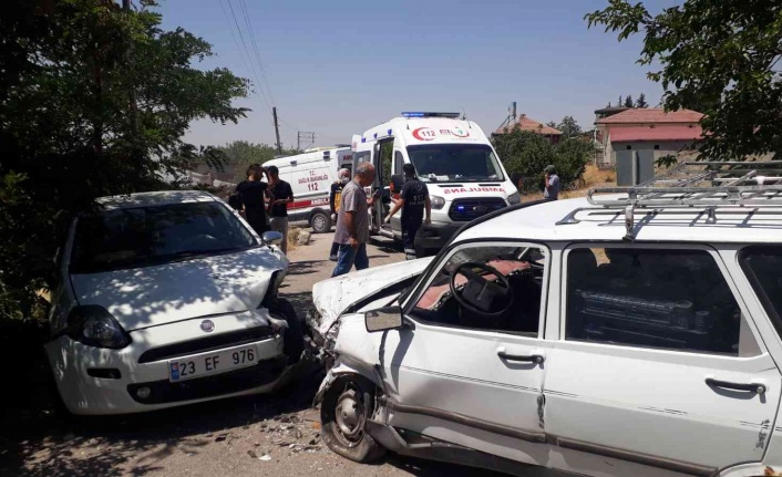 Elazığ’da iki otomobil kafa kafaya çarpıştı: 4 yaralı
