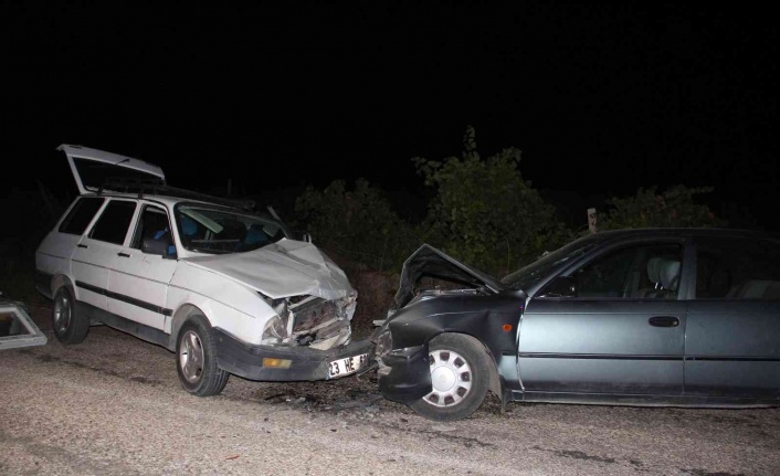 Elazığ’da iki otomobil kafa kafaya çarpıştı: 5 yaralı