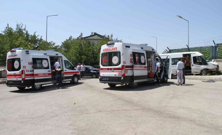 Elazığ’da öğrenci minibüsü ile otomobil çarpıştı: 5 yaralı