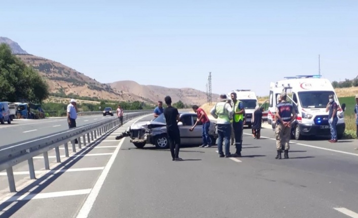 Elazığ’da otomobil bariyerlere çarptı: 3 yaralı