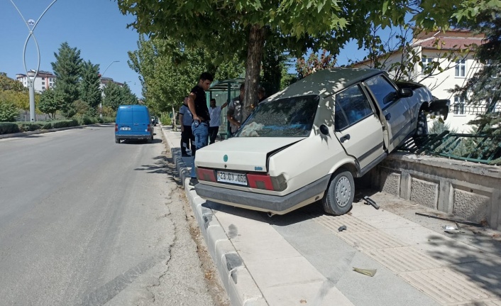 Elazığ’da otomobil duvara çarptı: 1 yaralı