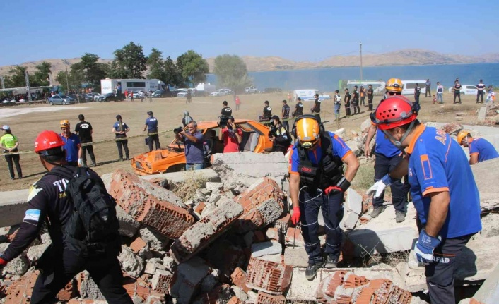 Elazığ’da 345 personelin katıldığı deprem ve yangın tatbikatı nefes kesti