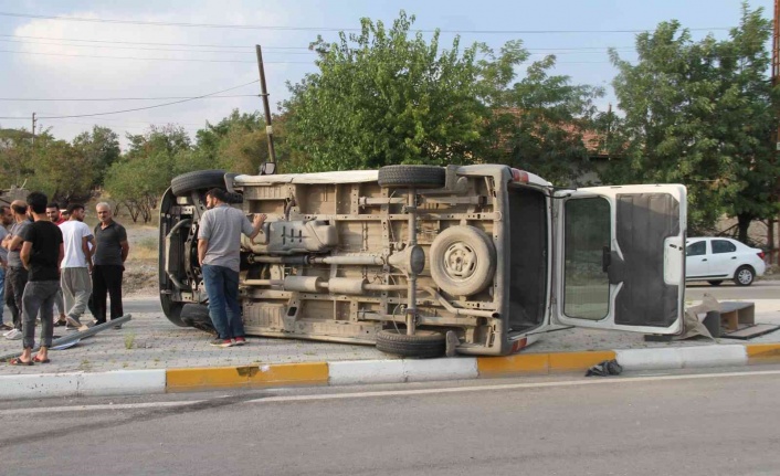 Elazığ’da minibüs ile otomobil çarpıştı: 8 yaralı