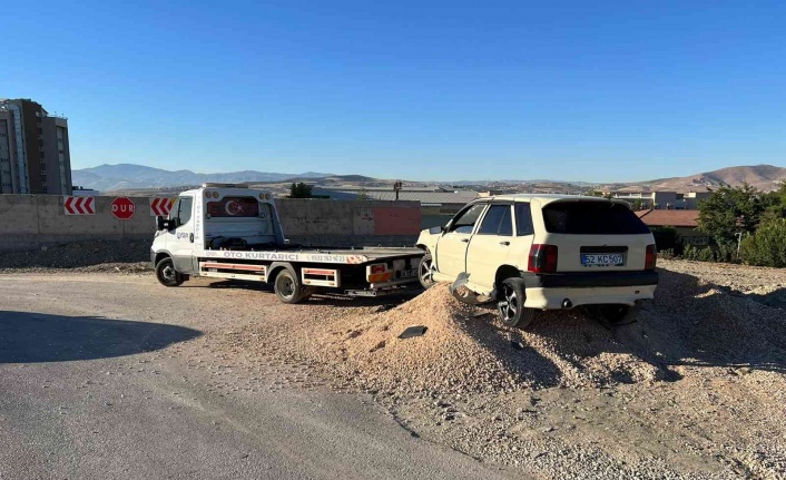 Elazığ’da otomobil kum birikintisine çarptı: 2 yaralı