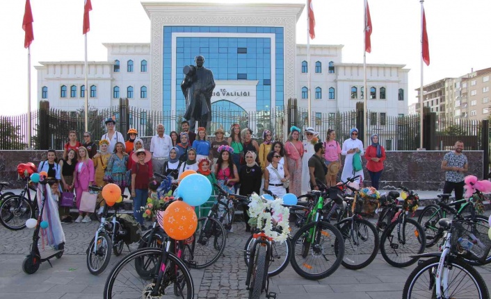 Elazığ’da ’Süslü Kadınlar’ Otomobilsiz Kentler Günü için pedal çevirdi