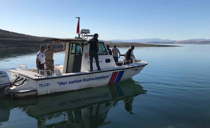 Elazığ’da tekneyle birlikte suda kaybolan şahsı arama çalışmaları sürüyor