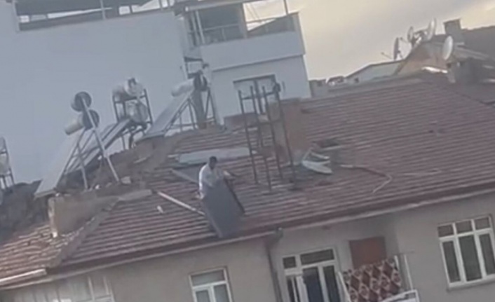 Binanın çatısından güneş panelini aşağı attı, vatandaşların canını hiçe saydı