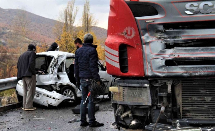 Elazığ’da tır ile otomobilin çarpıştığı kazada ölü sayısı 2’ye yükseldi