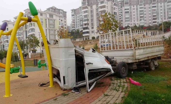 Kupası açılarak oyun parkına dalan kamyonetin sürücüsü hayatını kaybetti