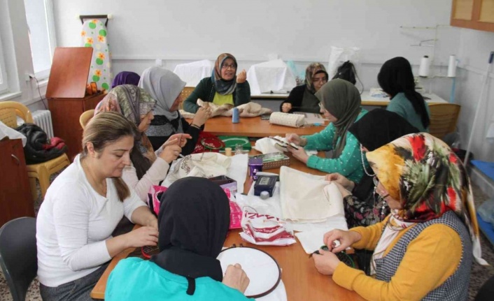 Elazığ’da kadınlar, Halk Eğitim Merkezi’ndeki kurslarda hem sosyalleşiyor hem de öğreniyor