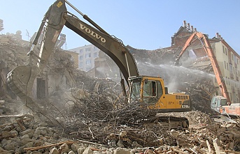 Deprem sonrası harabeye dönen 10 bin konut yıkıldı