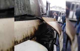 Elazığ’da park halindeki minibüs yandı