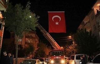 Elazığlı şehidin baba ocağına Türk bayrağı...