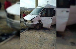 Elazığ’da minibüs elektrik direğine çaptı:...