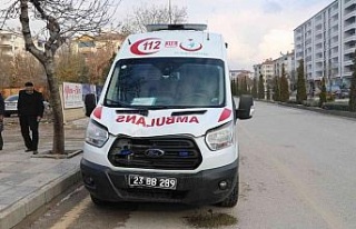 Elazığ’da ambulans yayaya çarptı: 2 yaralı