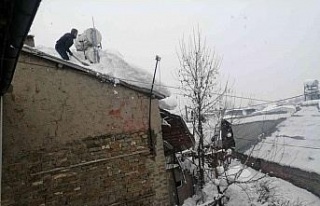 Arıcak’ta vatandaşlar, çatılarda biriken kar...