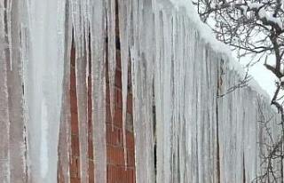Çatılarda 2 metrelik buz sarkıtları oluştu