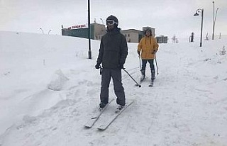 Drone pisti kar yağınca kayak pisti oldu, öğrenciler...