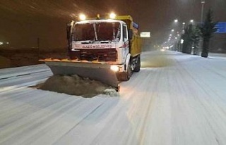 Elazığ’da belediye ekipleri gece de karla mücadelesini...