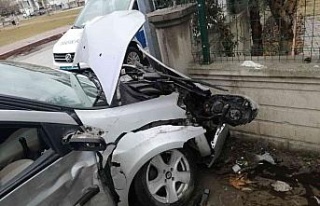 Elazığ’da kaza yapan otomobil duvara çarparak...