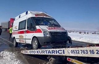 Hasta taşıyan ambulans kaygan yolda takla attı:...