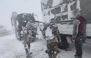 Jandarma, kar ve tipide mahsur kalan 31 vatandaşı...